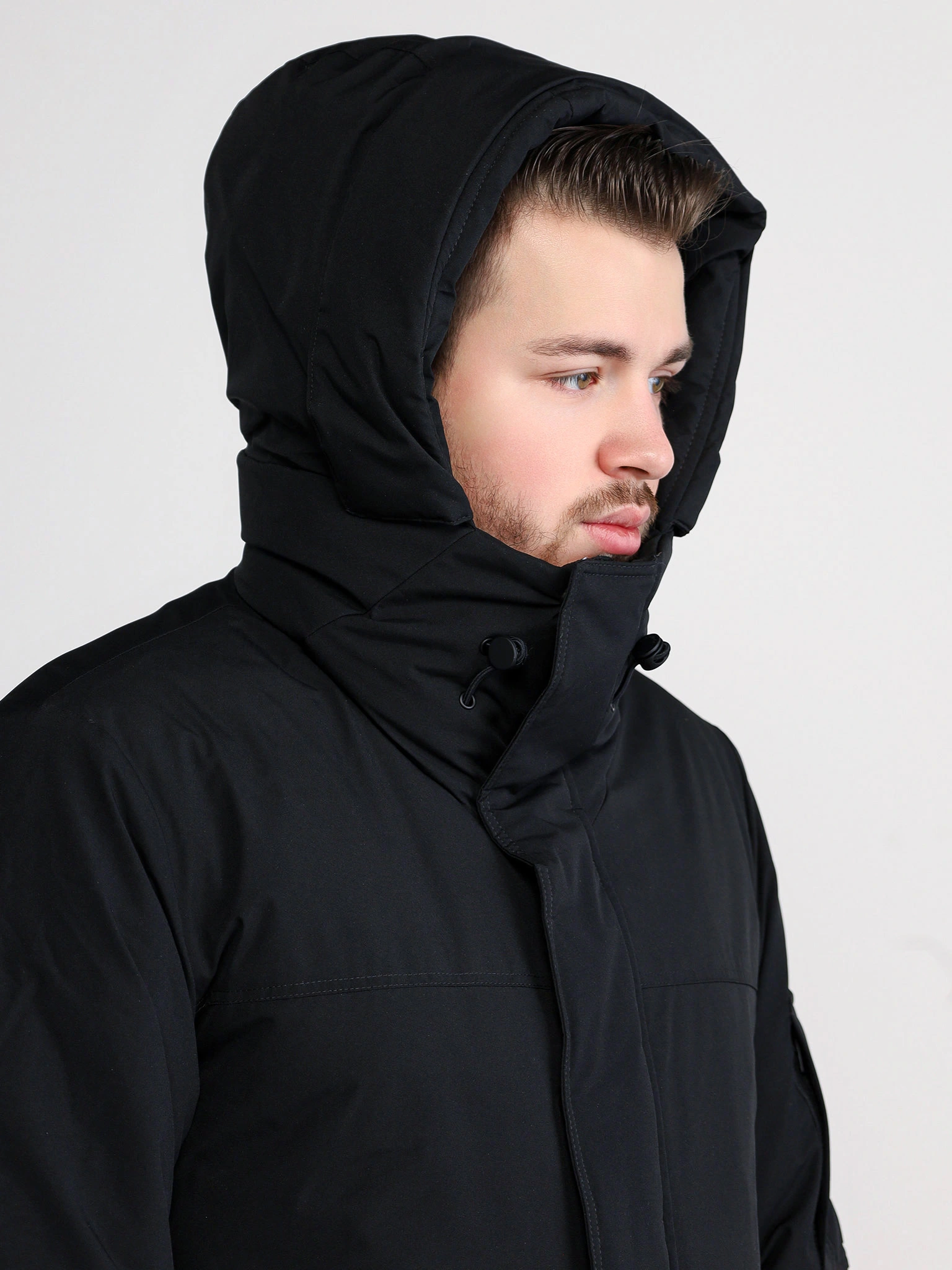 Куртка черного цвета с капюшоном